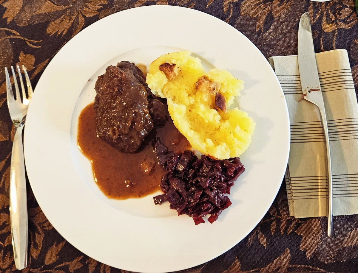 Geschmorte Ochsenbäckchen mit kräftigem Rinderfond