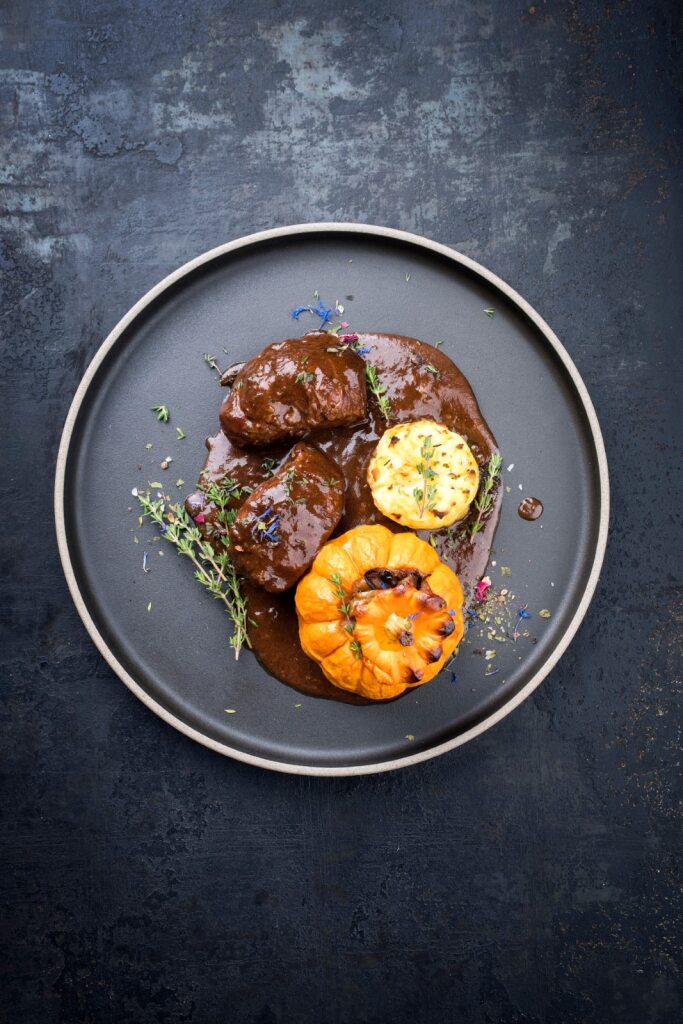 Geschmorte Ochsenbäckchen in Rotwein-Sauce mit Kartoffelpüree und Kürbis