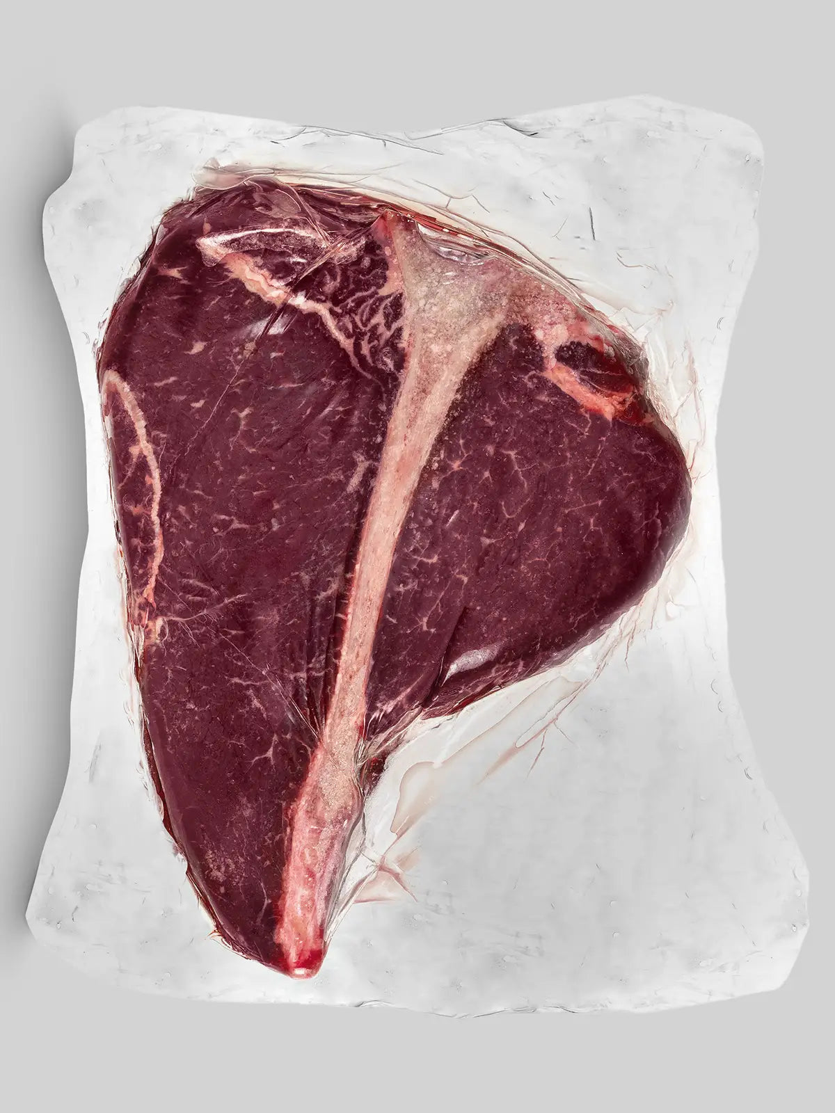 Bild von einem eingeschweißten und dadurch länger haltbaren Dry-Aged-Porterhouse-Steak