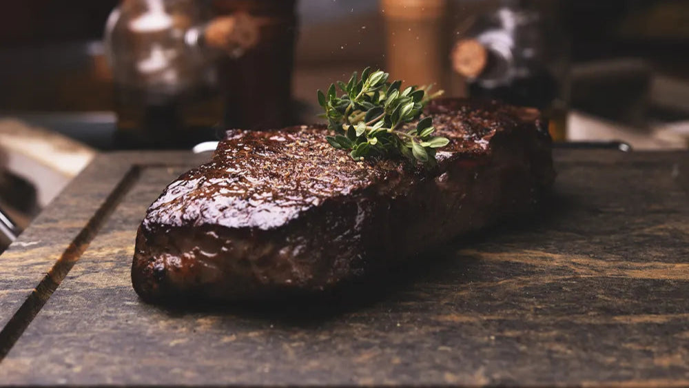 Bild von einem gebräunten Stück Fleisch mit Röstaromen – das Maillard-Aroma.