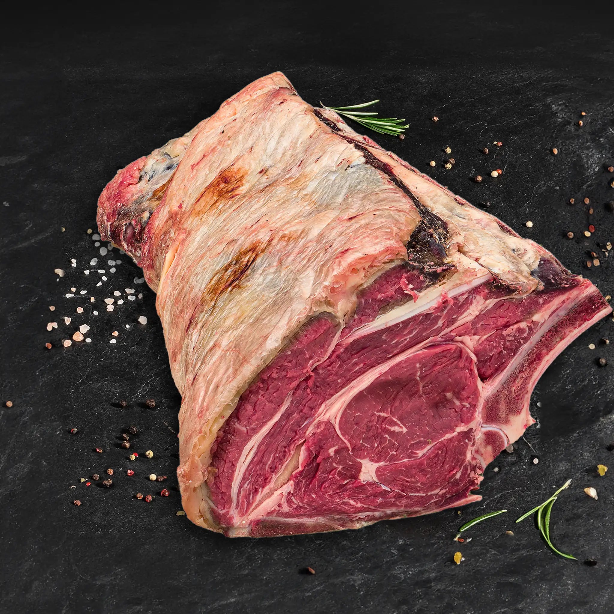 Man sieht einen ganzen Dry-Aged-Rinderrücken, den man bei Kauf dein Steak kaufen kann