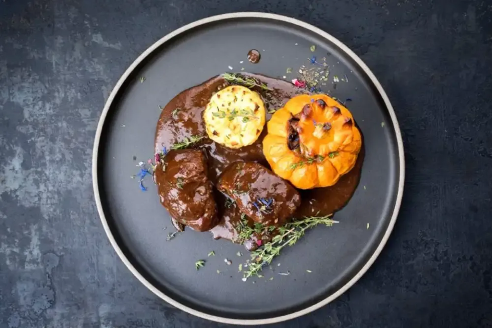Geschmorte Ochsenbäckchen in Rotwein-Sauce mit Kartoffelpüree und Kürbis