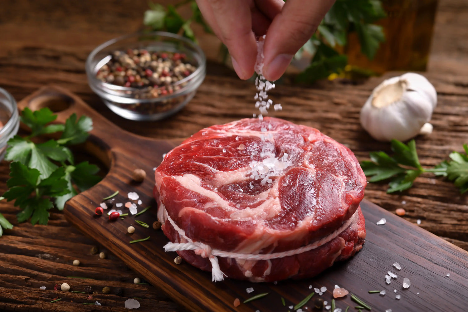 Fleisch das gesalzen wird