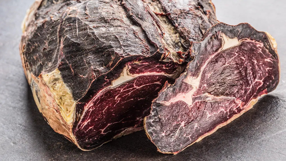 Bild von einer krossen Kruste an einem Stück Dry-Aged-Fleisch