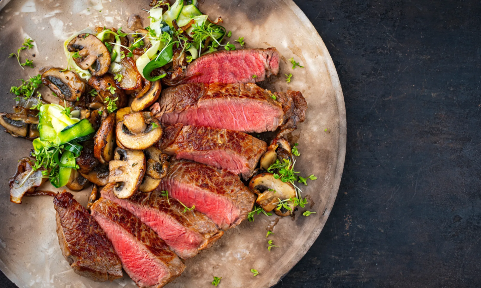 Man sieht einen Teller mit Salat und gesundem Dry-Aged-Fleisch